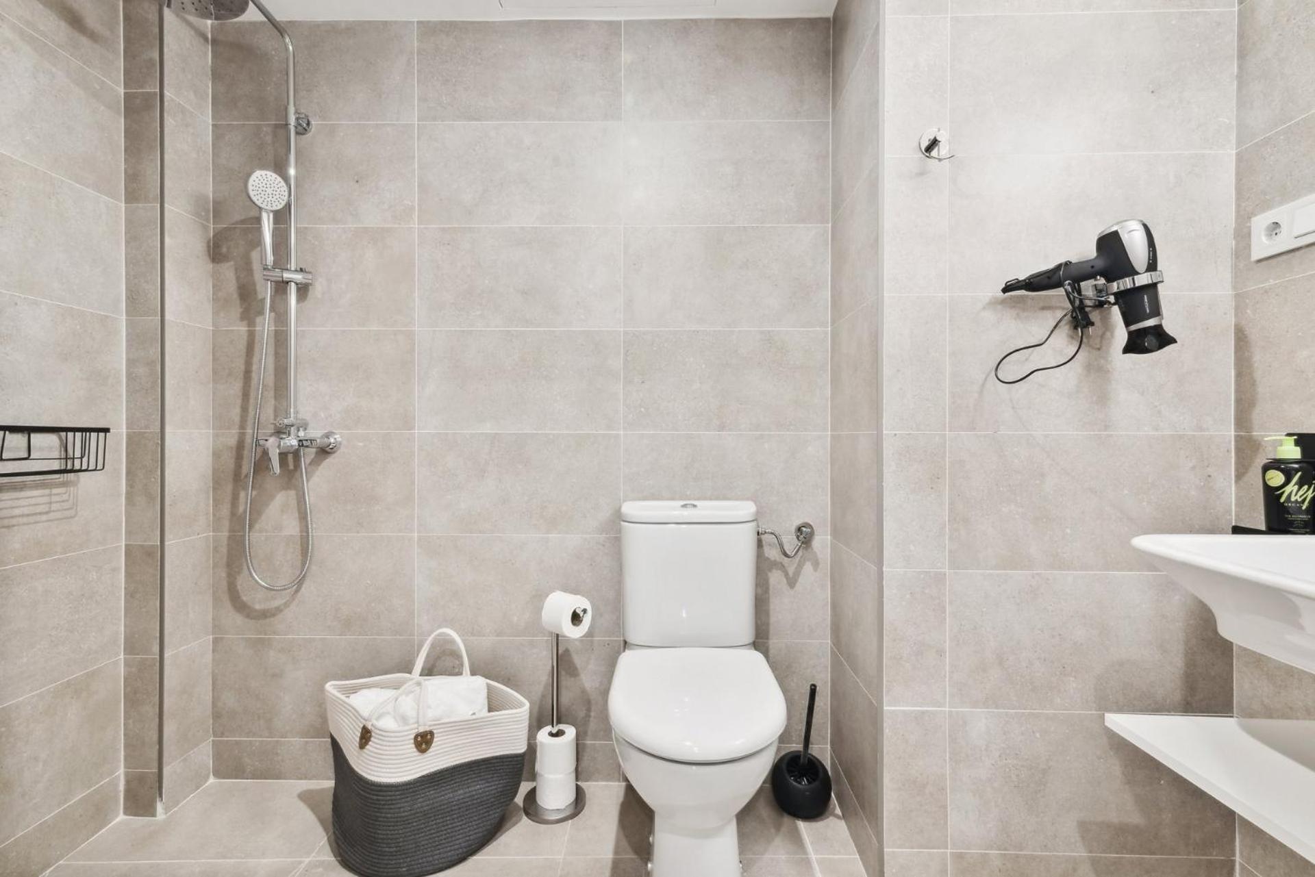 Limehome Valencia Carrer Del Pare Palau I Quer Exterior photo